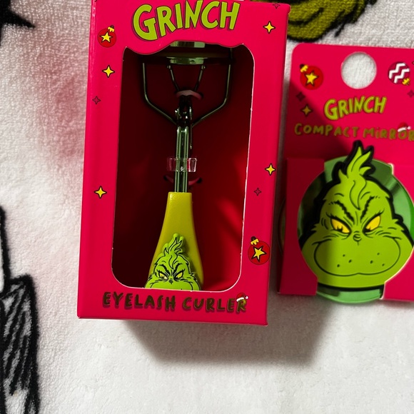 Grinch Eyelash Curler and Compact Mirror Set - Picture 2 of 3